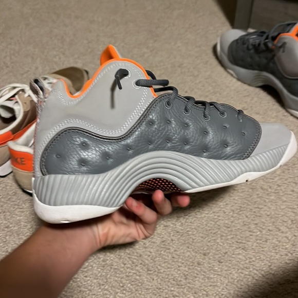 Grey are size 8.5 and khaki are size 9. - Picture 5 of 7